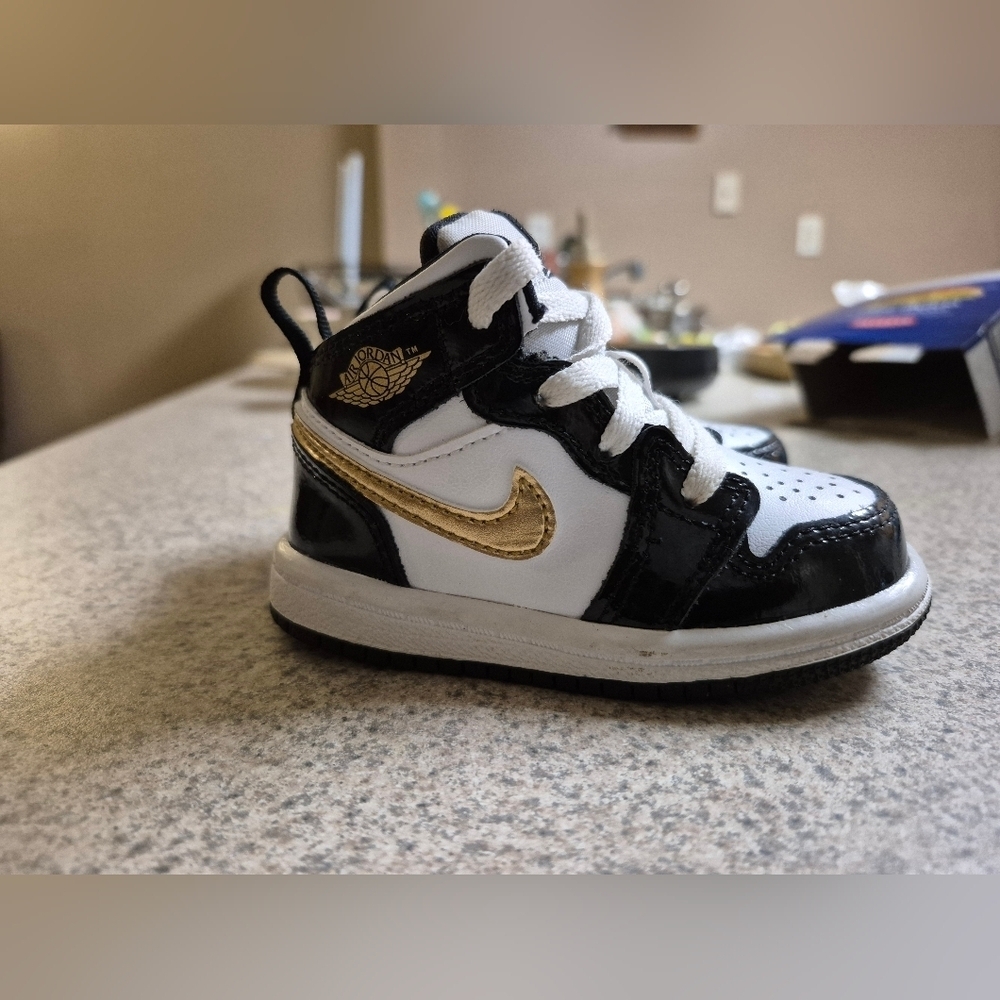 Nike Air Jordan 1 Mid SE GS Black White Gold Size 4.5 Pre-Owned BQ6932-007